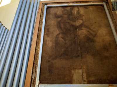 ...si nasconde infatti un dipinto ancora pi� antico, attribuibile alla scuola leonardesca: un abbozzo di Maria col figlioletto che ricorda le opere del famoso maestro